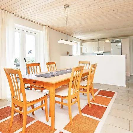 8 Person In Skals-by Traum